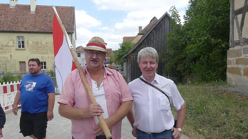 Der Hesselberger Roland Zehner trifft auf Kreisheimatpfleger Manfred Welker. Der Hesselberger Roland Zehner trifft auf Kreisheimatpfleger Manfred Welker.