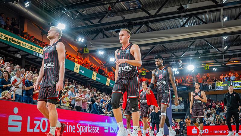 Entt&auml;uscht verlassen die Bamberger (von links) Trey Woodbury, Lukas Herzog, Karsten Tadda, EJ Onu und Abdulah Kameric nach der Niederlage in Vechta das Feld.