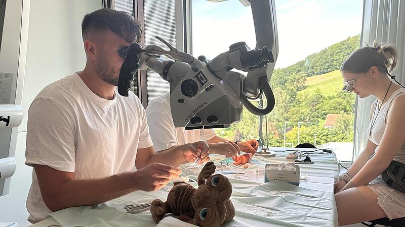 Nähen unterm Mikroskop: Daran konnten sich Besucher an Teddys und Puppen versuchen.