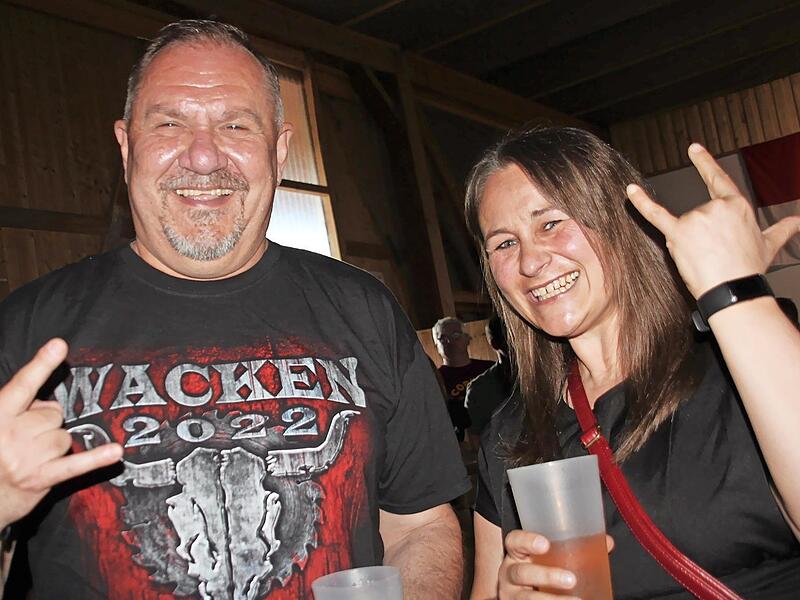 Der Weismainer B&uuml;rgermeister Matthias M&uuml;ller und seine Stellvertreterin Janine Brunecker zeigten vor lauter Begeisterung den Metalgru&szlig;, die Pommesgabel.