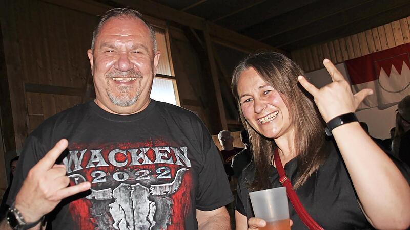 Der Weismainer B&uuml;rgermeister Matthias M&uuml;ller und seine Stellvertreterin Janine Brunecker zeigten vor lauter Begeisterung den Metalgru&szlig;, die Pommesgabel.