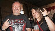 Der Weismainer B&uuml;rgermeister Matthias M&uuml;ller und seine Stellvertreterin Janine Brunecker zeigten vor lauter Begeisterung den Metalgru&szlig;, die Pommesgabel.