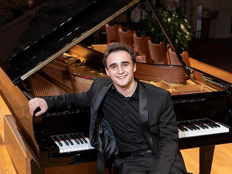 Illia Ovcharenko ist einer der Pianisten, die beim Bad Kissinger Klavierolymp 2024 spielen. Illia Ovcharenko ist einer der Pianisten, die beim Bad Kissinger Klavierolymp 2024 spielen.