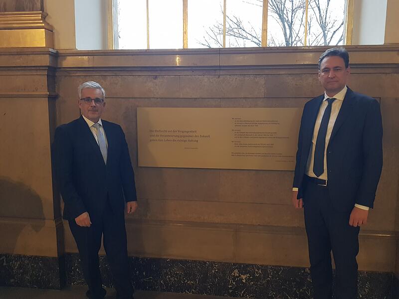 Justizminister Eisenreich und Landgerichtspräsident Burkhardt nach der Enthüllung der Gedenktafel