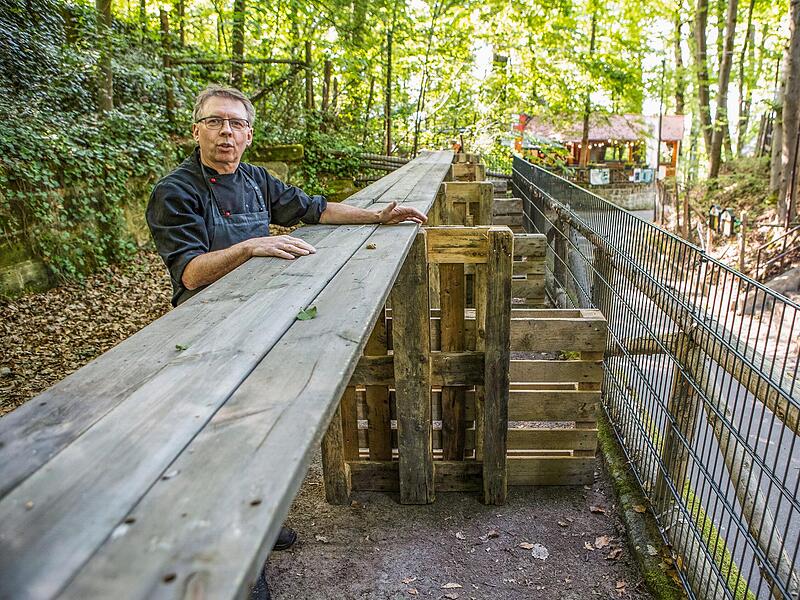 Die &bdquo;Sicherheitsstreifen&ldquo;, wie hier auf der Terrasse des Eichhornkellers (im Bild:  Bruno Alberti), sind bei den Wirten umstritten.Forchheim & Fr&auml;nkische Schweiz