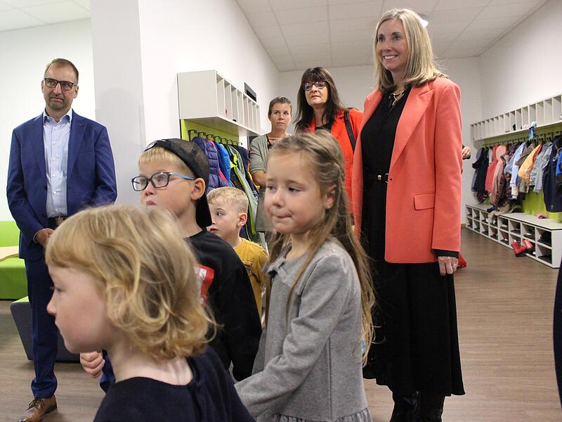 Besuch in der Grundschule Zeitlofs: Kultusministerin Anna Stolz (rechts) mit Birgit Herr&eacute; (2. v.r.) und Zeitlofs zweiter B&uuml;rgermeister Volker Roth (links).