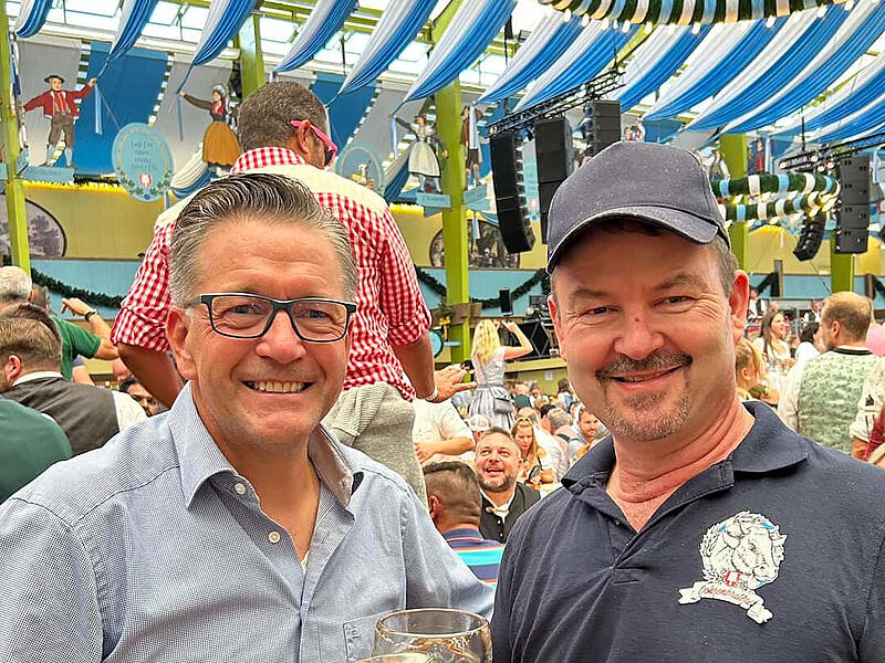 Karsten Fischkal, B&uuml;rgermeister von Adelsdorf (links), besuchte den Metzger auf dem Oktoberfest.