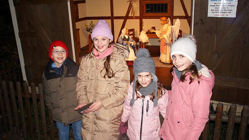 Die Kinder der Familien Ferdin und Mücke vor der Dorfkrippe in Bischberg.