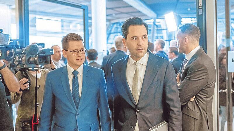 Johannes Winkel (rechts) kommt mit Daniel Kölbl zur Unionsfraktionssitzung. In der Probeabstimmung stellt er sich gegen das Rentenpaket.    Johannes Winkel (rechts) kommt mit Daniel Kölbl zur Unionsfraktionssitzung. In der Probeabstimmung stellt er sich gegen das Rentenpaket.   