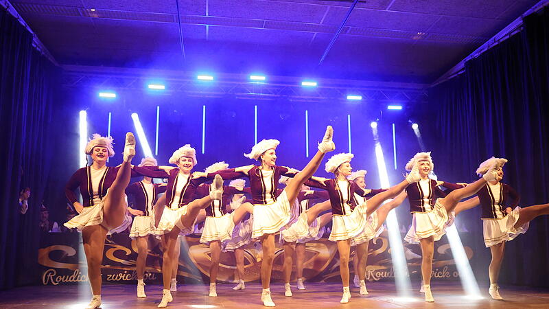 B&uuml;ttenabend in Marktrodach: Trump, Cheerleader und Football