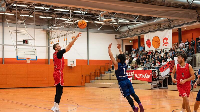 Niko Reichmann &ndash; hier im Hinspiel gegen Leipzig &ndash; dr&uuml;ckte wieder einige Male aus der Distanz ab. Insgesamt erzielte er 19 Punkte.Forchheim & Fr&auml;nkische Schweiz