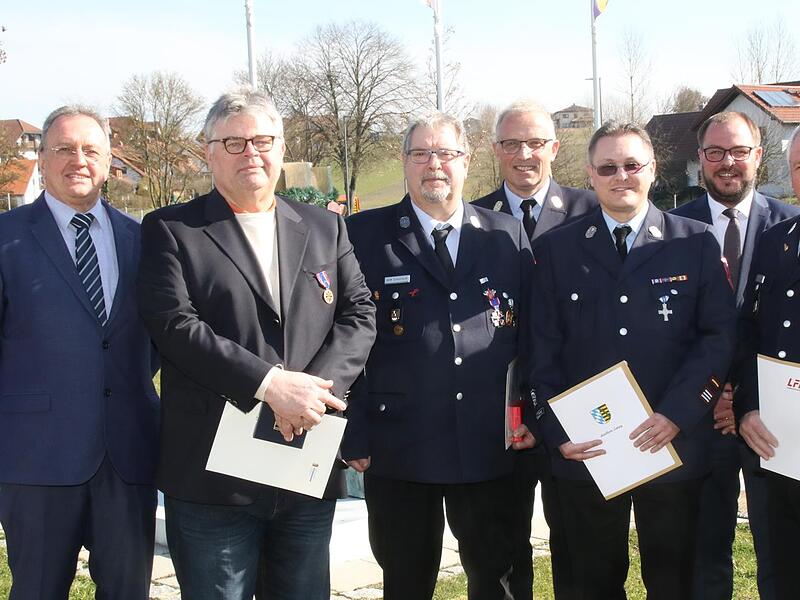 Auch Ehrungen standen auf der Tagesordnung: Bürgermeister Udo Siegel, Notfallmanager der Deutschen Bahn Klaus Herbst, KBM Bernd Schultheiß, KBR Stefan Püls, HLM Jörg Pachale, Landrat Sebastian Straubel und KBM Manfred Brückner (von links).