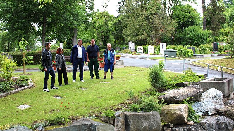 Hochwertige Naturmaterialien und nat&uuml;rliche Bepflanzung: Die neue Urnenerdgrabst&auml;tte am st&auml;dtischen Friedhof f&uuml;gt sich gelungen ins Umfeld ein. Davon &uuml;berzeugte sich Oberb&uuml;rgermeister Ingo Lehmann (Mitte), hier mit Verwaltungsr&auml;tin Christina Flaud...