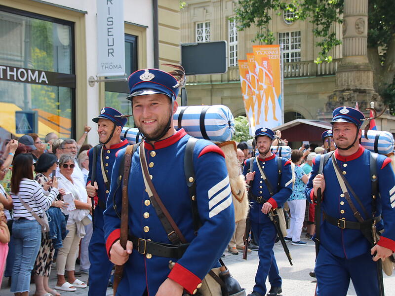 Freiwillige Feuerwehr Winkels mit bayerischen Soldaten und Offizieren des Bruderkriegs 1866Das war der Rakoczy-Festzug 2024 in Bildern