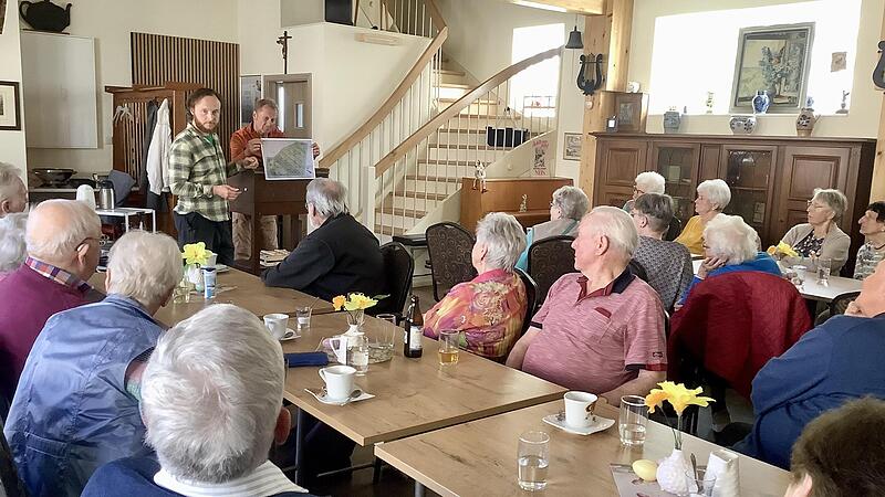 Patrik Dorsch (vorne links) stellte SoLaWi vor und zeigte die geplante Nutzung der landwirtschaftlichen Fläche.