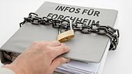 Forchheims Stadträte sind sauer – vielen schmeckt die wenig offene Informationspolitik von Rathaus-Chef Uwe Kirschstein gar nicht. Nun wollen sie ihn mit seinen eigenen Waffen schlagen.Forchheim & Fränkische Schweiz