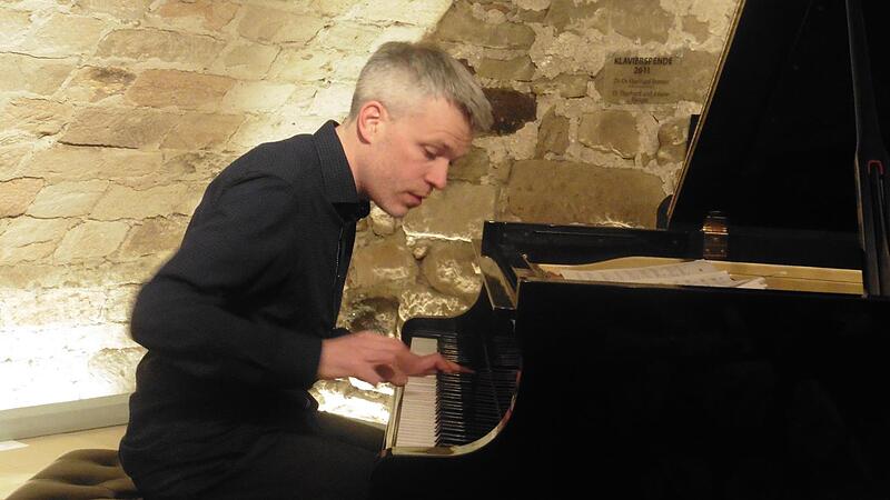 Florian H&ouml;fner changiert in H&ouml;chstadt m&uuml;helos zwischen klassischer Musik und Jazz.