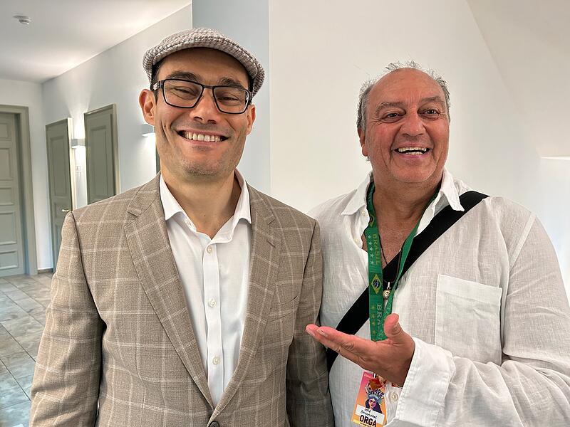 Luiz Eduardo Fonseca de Carvalho Gonçalves (links) mit dem Veranstalter des Coburger Samba-Festivals, Rolf Beyersdorf