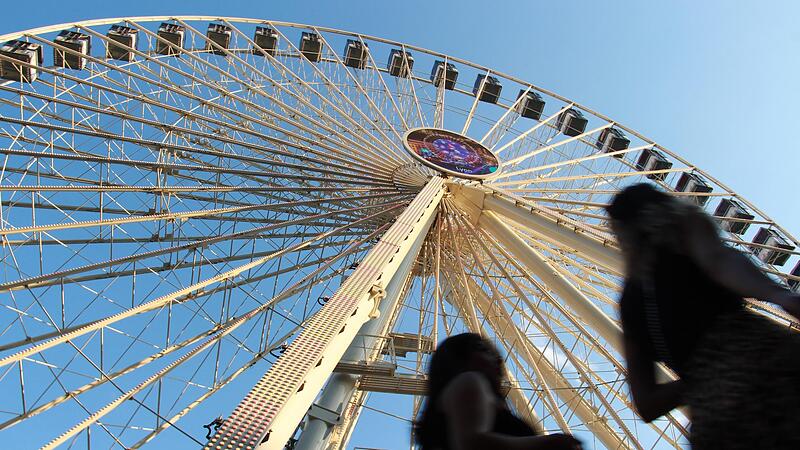 Das Riesenrad dreht sich noch bis Montagnacht – dann ist die Bergkirchweih in Erlangen vorbei.
