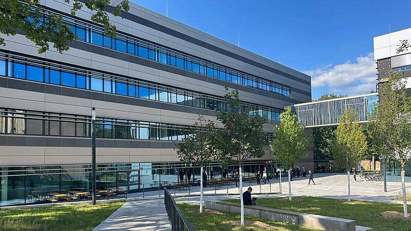 Am Freitag ist in Erlangen mit Politikprominenz das neue Max-Planck-Zentrum f&uuml;r Physik und Medizin er&ouml;ffnet worden.