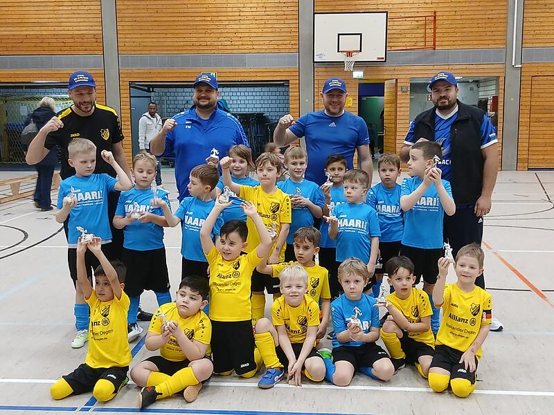 Stolz pr&auml;sentieren die j&uuml;ngsten Kicker beim Turnier der DJK Lichtenfels ihre Troph&auml;en.