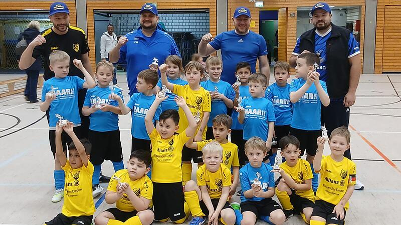 Stolz pr&auml;sentieren die j&uuml;ngsten Kicker beim Turnier der DJK Lichtenfels ihre Troph&auml;en.