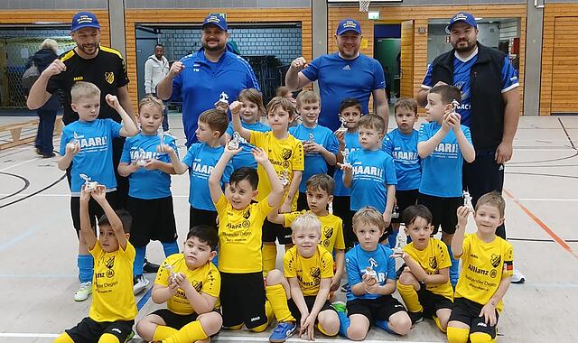 Stolz präsentieren die jüngsten Kicker beim Turnier der DJK Lichtenfels ihre Trophäen. Stolz präsentieren die jüngsten Kicker beim Turnier der DJK Lichtenfels ihre Trophäen.