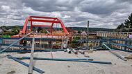 Da klafft noch eine gro&szlig;e L&uuml;cke: Hinten die neue Bogenbr&uuml;cke, vorne die Rampe  auf der Ostseite.Forchheim & Fr&auml;nkische Schweiz