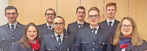 FFW-Vorstand (von links) Matthias Zink (Vertrauensmann), Leoni Gold (Vertrauensfrau), Karsten Kohlhepp (Vorsitzender), Markus Reusch (Vorsitzender), Tizian Strebl (Vorsitzender), Lukas Richter (Kassier), Jonathan Richter (Vertrauensmann), Christin...