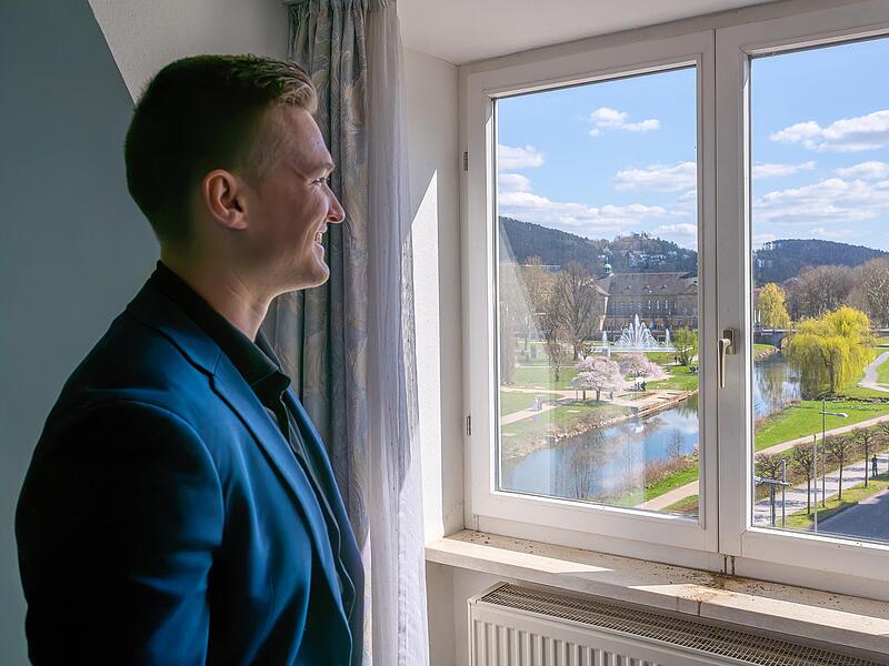 Felix Blaßdörfer schaut von einer Wohnung im Obergeschoss in Richtung Rosengarten. Felix Blaßdörfer schaut von einer Wohnung im Obergeschoss in Richtung Rosengarten.