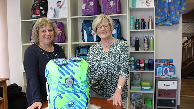 Alexandra (links) und Angelika Gerhard von "Leder und Trend Sch&ouml;pfner" verkaufen neben Geschenken und Taschen auch Schulausstattung in Bad Br&uuml;ckenau.