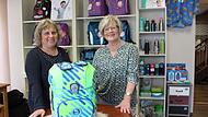 Alexandra (links) und Angelika Gerhard von "Leder und Trend Schöpfner" verkaufen neben Geschenken und Taschen auch Schulausstattung in Bad Brückenau.