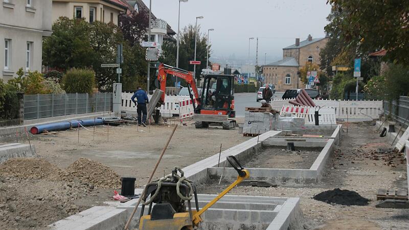 F&uuml;r Fu&szlig;g&auml;nger ist die Baustelle in der Bahnhofstra&szlig;e eigentlich gesperrt. Doch nicht alle Anwohner k&ouml;nnen &uuml;ber Nebenstra&szlig;en zu ihren H&auml;usern gelangen. Und den vielen Ladenbesitzern fehlt schmerzlich die Laufkundschaft.