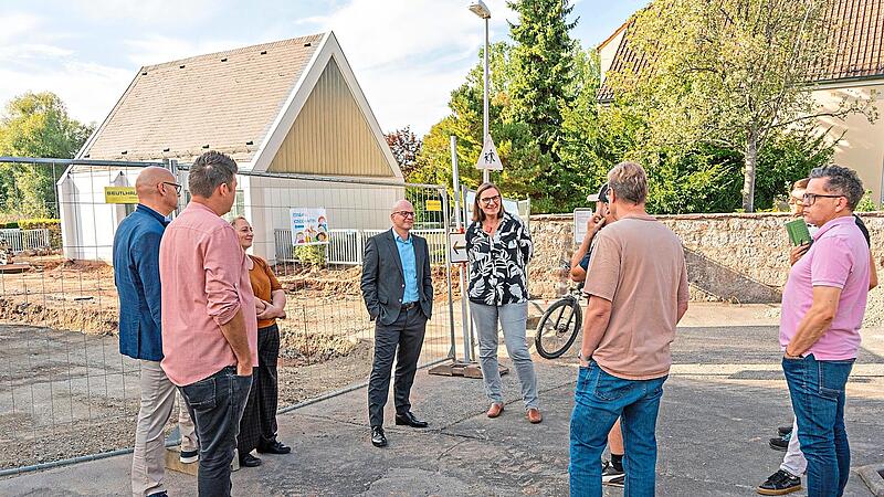 Oberb&uuml;rgermeister Dr. Dirk Vogel (Dritter von rechts) im Gespr&auml;ch mit (von links) Christina Martin, Abteilung Tiefbau, Stadtrat Klaus Zehe, Alexander Frank, Kommandant der Feuerwehr Albertshausen, Karsten Scheuring, Vorsitzender Vereinsbeirat, Car...