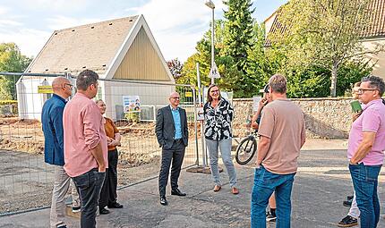 Oberbürgermeister Dr. Dirk Vogel (Dritter von rechts) im Gespräch mit (von links) Christina Martin, Abteilung Tiefbau, Stadtrat Klaus Zehe, Alexander Frank, Kommandant der Feuerwehr Albertshausen, Karsten Scheuring, Vorsitzender Vereinsbeirat, Car... Oberbürgermeister Dr. Dirk Vogel (Dritter von rechts) im Gespräch mit (von links) Christina Martin, Abteilung Tiefbau, Stadtrat Klaus Zehe, Alexander Frank, Kommandant der Feuerwehr Albertshausen, Karsten Scheuring, Vorsitzender Vereinsbeirat, Car...