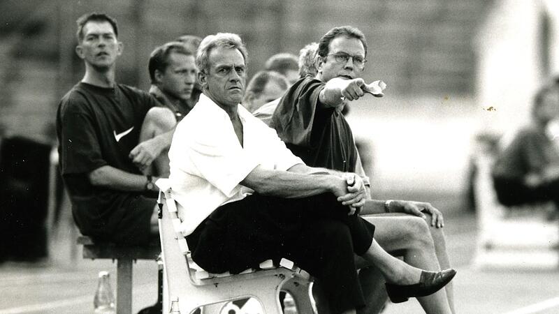 Wilhelm &bdquo;Picco&ldquo; Sch&uuml;tz (vorne) sitzt als Manager des SC Weismain neben Trainer Paul Hupp im N&uuml;rnberger Frankenstadion auf der Bank. Das Duell beim Club verloren die Weismainer mit 1:4.