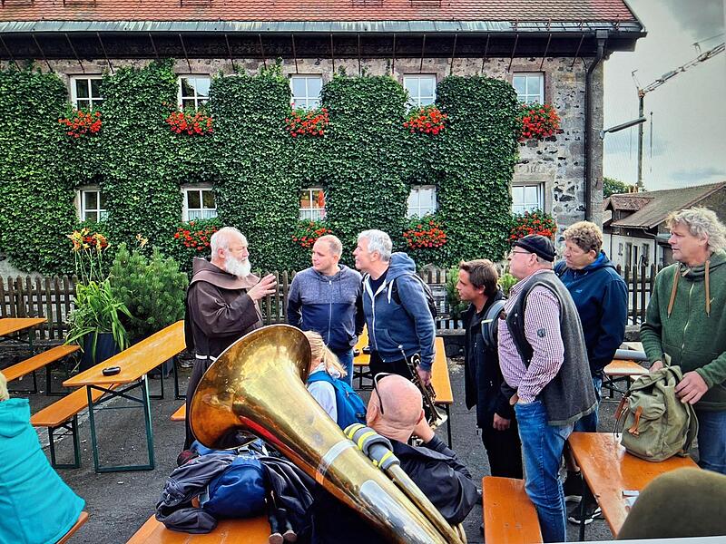 Begrüßung der Häusler Gruppe durch Guardian Korbinian.