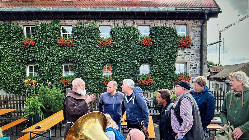 Begrüßung der Häusler Gruppe durch Guardian Korbinian.