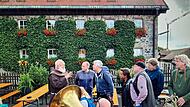 Begrüßung der Häusler Gruppe durch Guardian Korbinian.