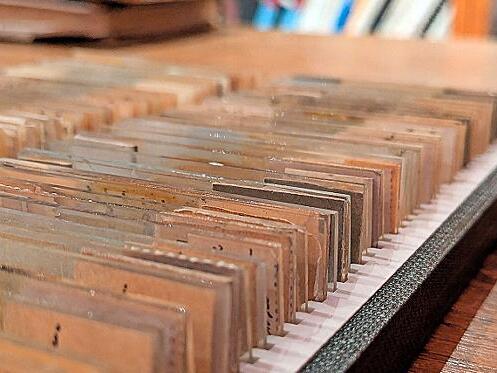 Jeweils zwischen zwei fingerlangen rechteckigen Scheibchen sind kleinste Bestandteile eines Körpers präpariert. Jeweils zwischen zwei fingerlangen rechteckigen Scheibchen sind kleinste Bestandteile eines Körpers präpariert.