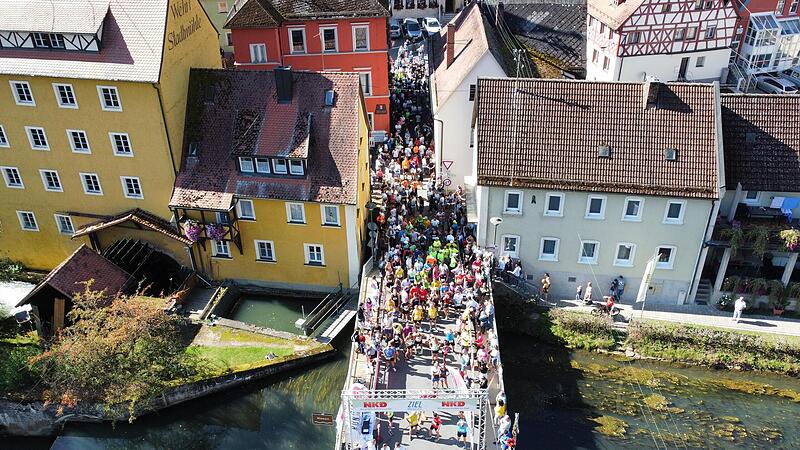 Die Sportler vor dem Start auf der Wiesent-Br&uuml;cke, die dann auch das Ziel markierteForchheim & Fr&auml;nkische Schweiz