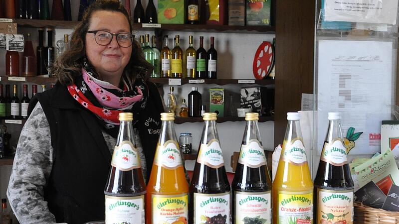 Marion Ehrlinger mit einem Teil der Produktpalette der Firma. Die Obstkelterei schlie&szlig;t. &nbsp;