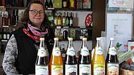Marion Ehrlinger mit einem Teil der Produktpalette der Firma. Die Obstkelterei schließt.  