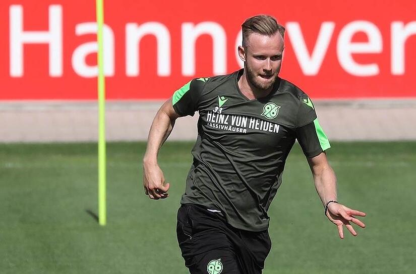 Cedric Teuchert stürmt seit Januar wieder für Hannover 96. Bereits in der Saison 2019/20 war der Coburger an die Niedersachsen ausgeliehen. Cedric Teuchert stürmt seit Januar wieder für Hannover 96. Bereits in der Saison 2019/20 war der Coburger an die Niedersachsen ausgeliehen.