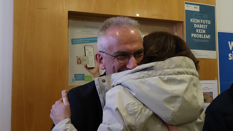 Als feststeht, dass Alexander Schulz (CSU) die Wahl gewonnen hat, f&auml;llt er seiner Frau in die Arme.