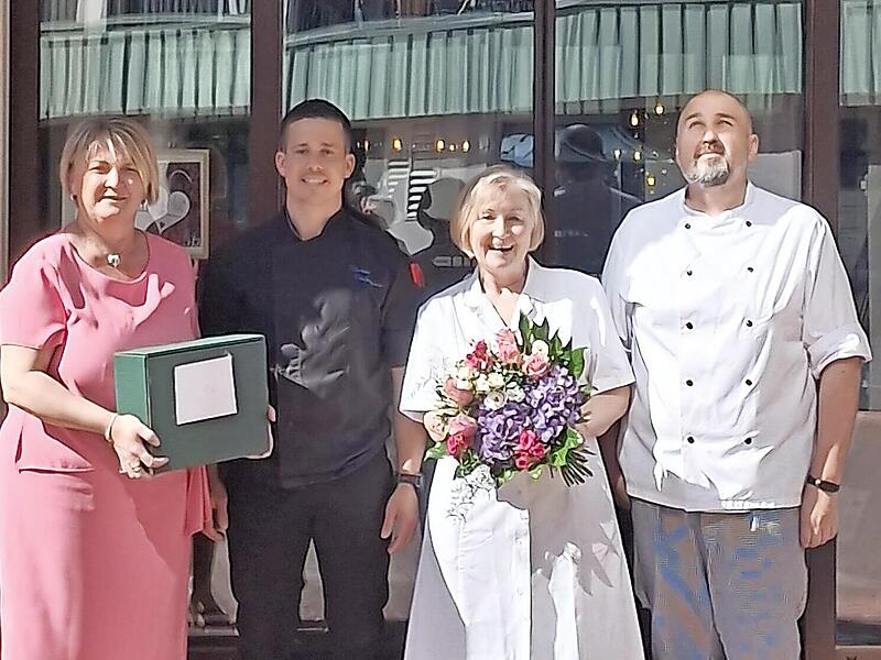 Eva Bartl wurde in den Ruhestand verabschiedet. Von links: Alexandra Groten, Daniel Rodriguez, Eva Bartl und Alex Schubert.