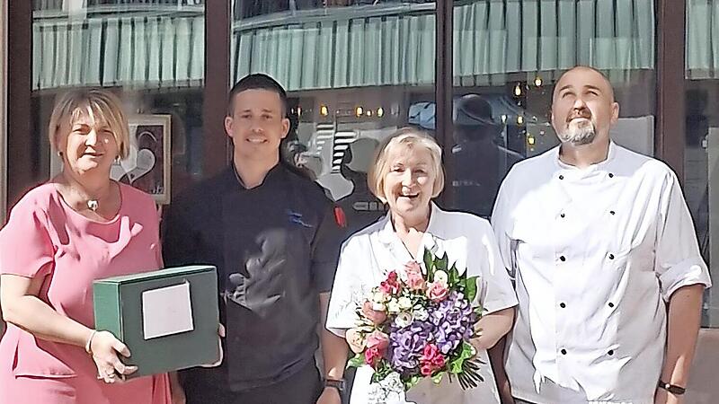 Eva Bartl wurde in den Ruhestand verabschiedet. Von links: Alexandra Groten, Daniel Rodriguez, Eva Bartl und Alex Schubert.