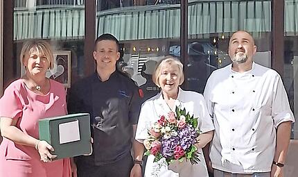 Eva Bartl wurde in den Ruhestand verabschiedet. Von links: Alexandra Groten, Daniel Rodriguez, Eva Bartl und Alex Schubert.