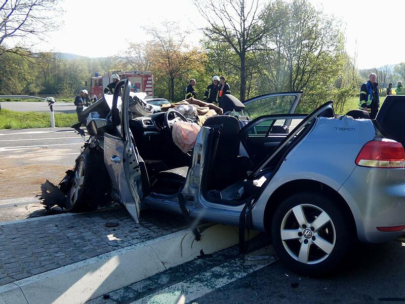 Ein schweren Zusammenstoß zweier Fahrzeuge gab es  am Donnerstag auf der Staatsstraße 2447 (ehemalige B26) in Höhe von Eltmann-Eschenbach.