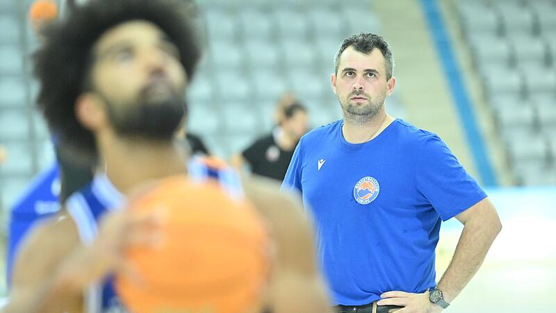 Tyreese Blunt (vorne) und  dessen Teamkollegen hat BBC-Assistenztrainer Patrick Seidel immer im Blick.